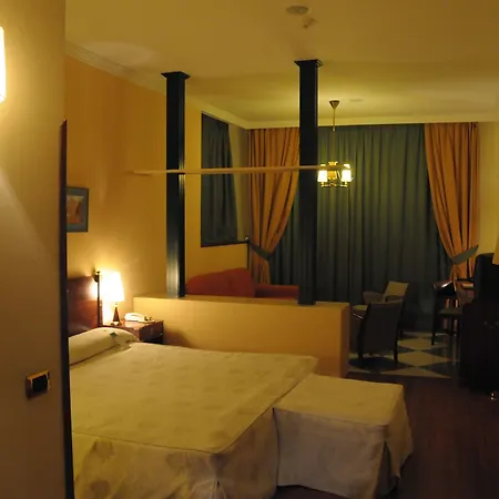 מלון Puerto De Nieves 4*
